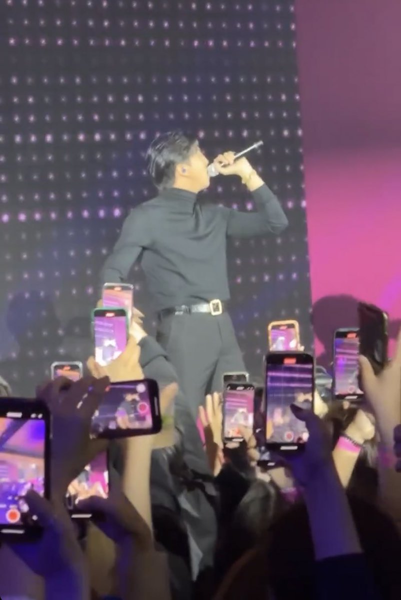 namedillegirl's tweet photo. all the cameras focused on him… https://t.co/eor3pFZ53F