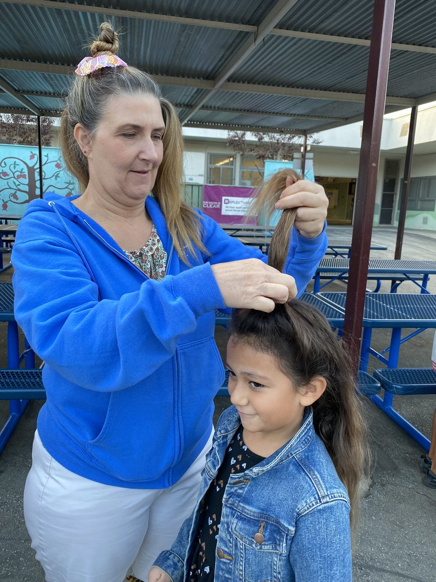 The #50thDayofSchool celebration called for a ‘crazy hair day’. Principal @jennifermgage acted as hair stylist - her creations were ‘hair-larious’! #everyschooldaycounts #iAttendLAUSD @LAUSD_PSA @nelaschoolsrock @lausd_ldc @drespicer88 @MCarazoLAUSD #Octoberdropoutprevention