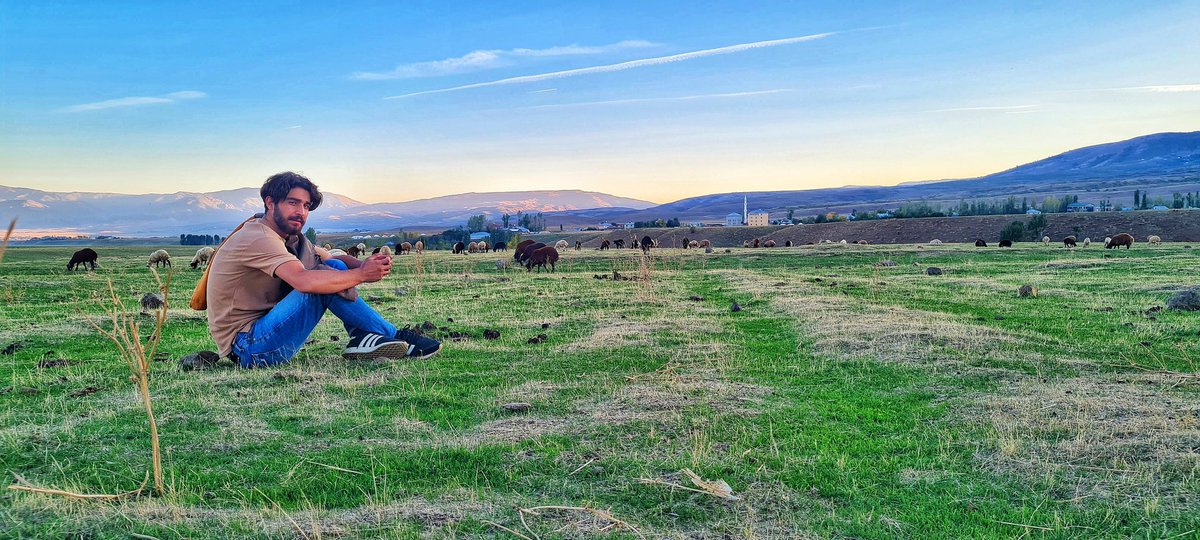 O her zaman bir insanla anlamlı
Tükenmez bir hazine gibi kendini sunan doğayı
Unuttunuz..