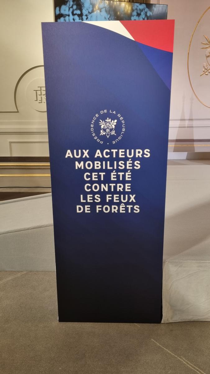 SDIS_49's tweet photo. #pompiers #remerciements
Le #PR recevait les acteurs de la #sécuritécivile mobilisés cet été contre #feuxdeforêts. 
6 #pompiers du @SDIS_49 ont eu l'honneur d'être accueillis à #Elysee. Une occasion d'entendre les mesures annoncées pour prévenir et lutter contre les #incendies. https://t.co/NHI3ue6NVw