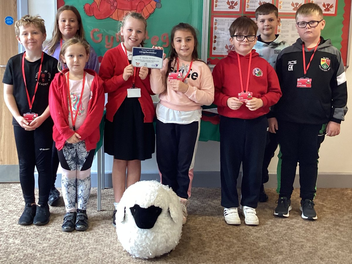 Llongyfarchiadau i Ysgol Gynradd Hanner Ffordd am dderbyn gwobr arian Cymraeg Campus!  Congratulations to Halfway Primary School for receiving the Cymraeg Campus silver award!  #ccsirgar