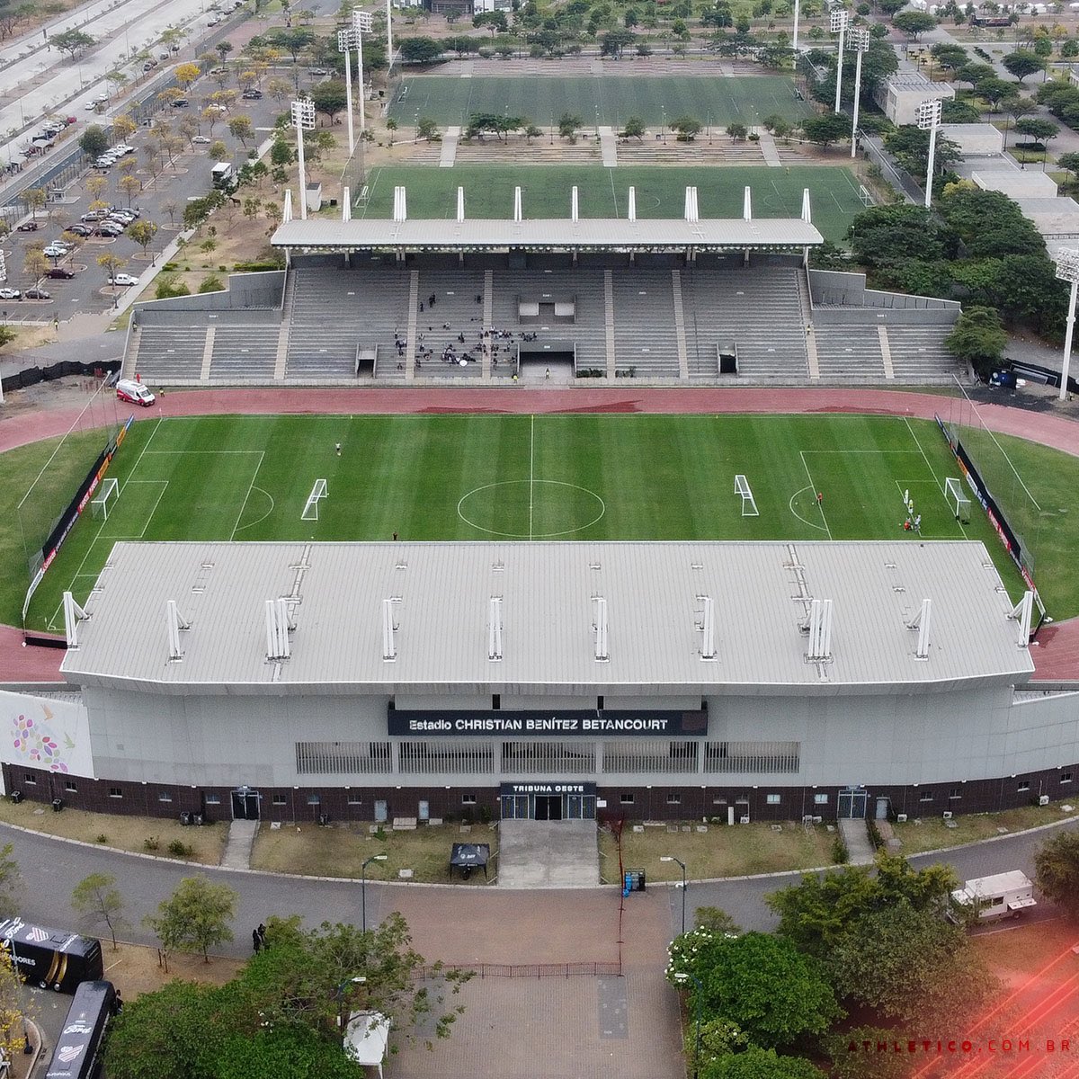 🚁 Sobrevoando o Estádio Christian Benítez, que recebe o nosso último treino! 

📸 José Tramontin/athletico.com.br 
#Athletico #Libertadores