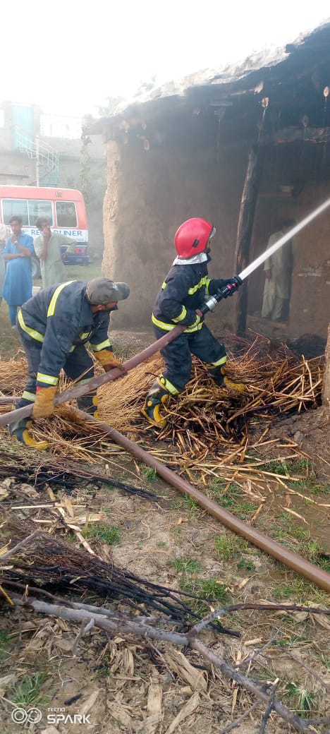 Rescue1122Buner's tweet photo. ریسکیو1122بونیر/ آگ لگنے کا  واقعہ 

بونیر: ڈگر خیل  میں حسن نواب نامی شخص کے گھر کے ایک کمرے پر اچانک آگ بھڑک اٹھی۔ ریسکیو1122

بونیر: آگ نامعلوم وجوہات کےباعث لگی،

بونیر: فائر فائٹرز نے پیشہ وارانہ طریقے سے 15 مِنٹ کے اندر آگ پر مکمل طور پر قابو پا لیا،ریسکیو 1122 https://t.co/N7JwEPLfjY