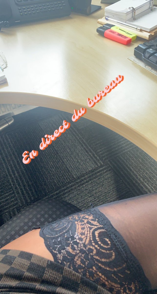 Miaglam10's tweet photo. Viens te mettre sous mon bureau pour être piétiner sale petite pute🐕🐕🐕#bas #collan #pieds #fetichiste #fetichismepieds #sexy #moneyslaves #MONEY #moneymiss #moneyslavefrance #feetfethish #soumisdevoirs #soumis #larbin #FinDom ##findomslaves https://t.co/elMFQQj4xq