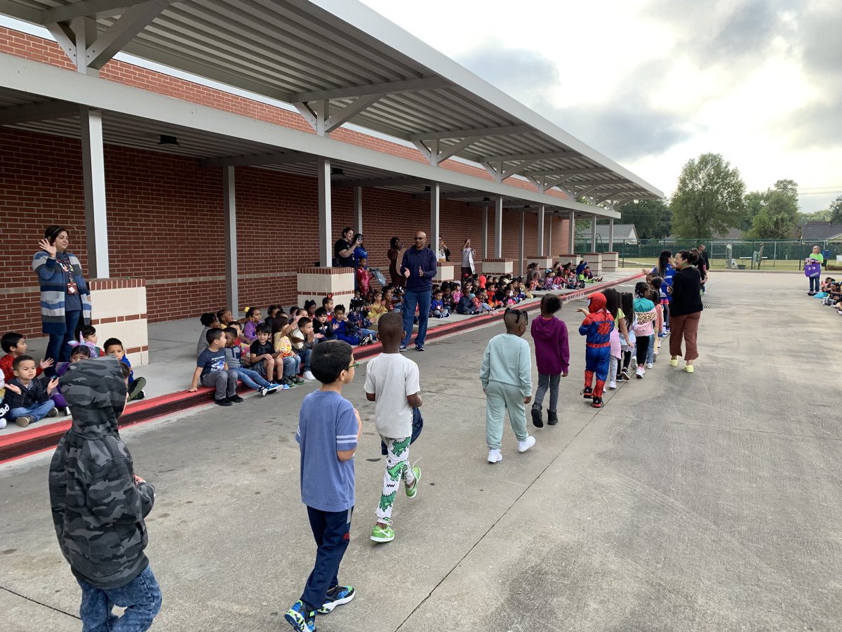 kspell262's tweet photo. Story Book Character Day at Cravens. ⁦@CubbyBearReport⁩ ⁦@SheldonISD⁩ https://t.co/qv0LvWzgk2