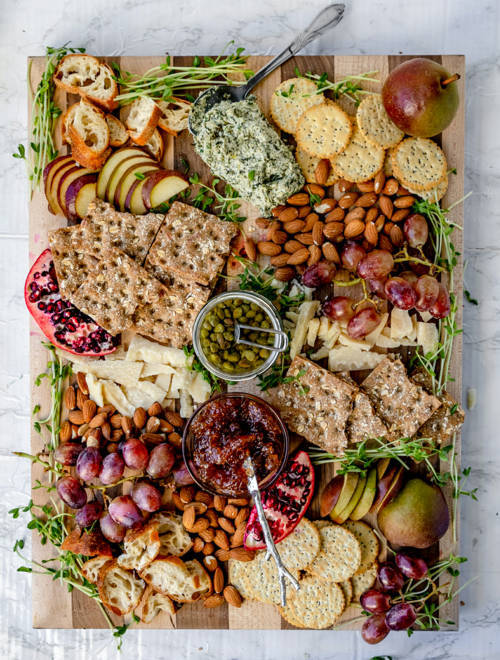 lifegoals4me's tweet photo. how to make a perfect cheese board (vegan options) #food https://t.co/euoRqtOP5t