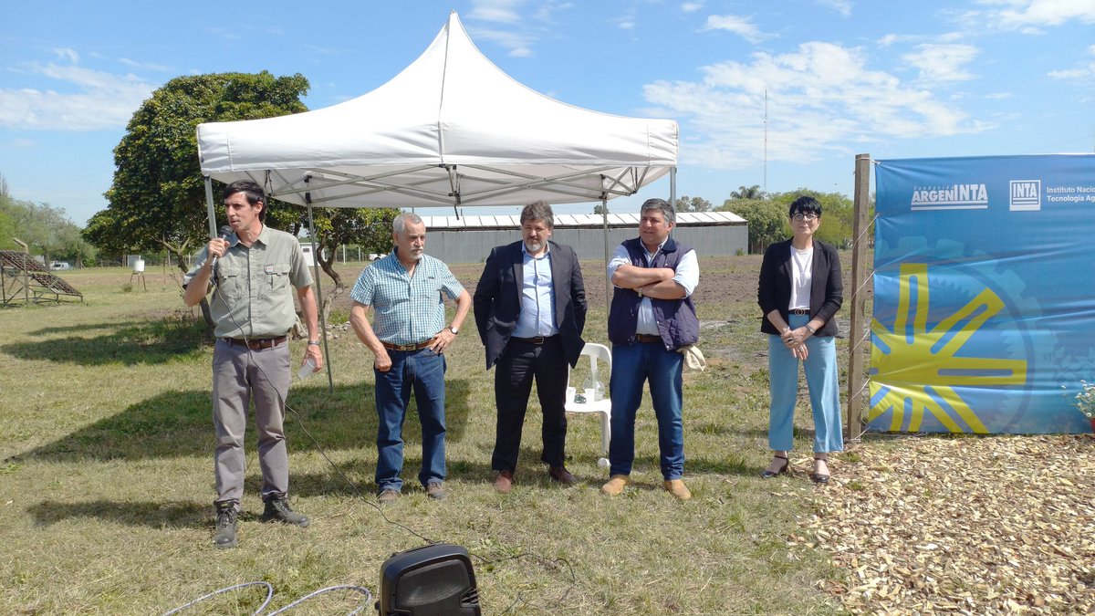 MDGarmendia's tweet photo. Esta mañana, con mucho orgullo, presentamos al "Chango"🚜. Este pequeño tractor nos trae la oportunidad de repensar a la agricultura familiar, humanizando las tareas rurales, creando trabajo digno. Sólo así podemos avanzar en la producción de alimentos como desarrollo real 🌿 https://t.co/2ixfR4lvTy