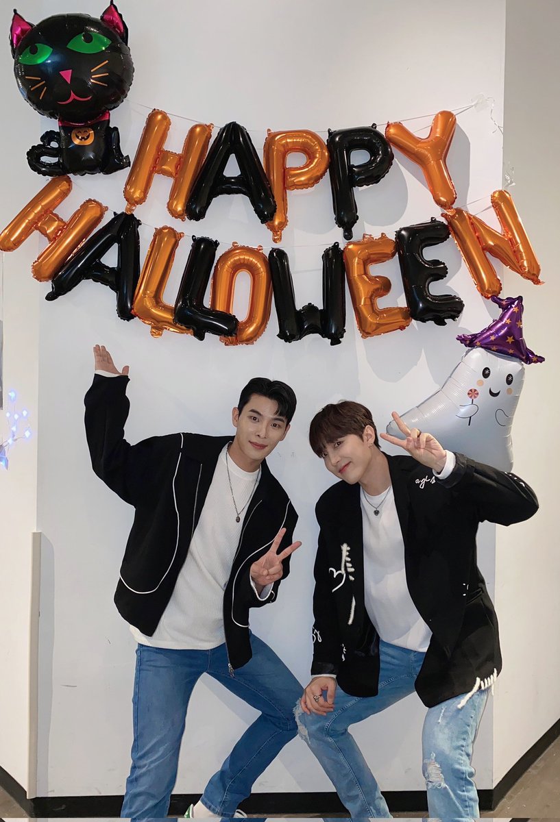 FCLIVE_official's tweet photo. A.Y SPECIAL LIVE in JAPAN SEOLREIM
🎃🎃
明日はついに最終日です😢
当日券もございます
1️⃣15時～2️⃣19時～

📸また有料チケットで入場のお客様、抽選で各公演2名様にメンバーサイン入りチェキをプレゼント🎁

📍新宿 K-SQUARE3F
🔗 https://t.co/OPzhWIa20b

#유안 #아인 #ユアン #アイン https://t.co/CfgUpyhNdm