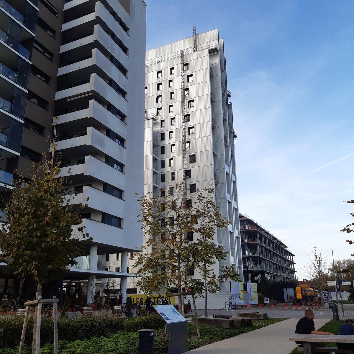 On termine avec le projet "vis-à-vis" côté Huningue (FR). Des tours de logement, avec vue sur le Rhin ... au pied de la passerelle ... et à 15 min du centre-ville de Bâle à  🚲.
8 à 10 000 € par m² tout de même ...