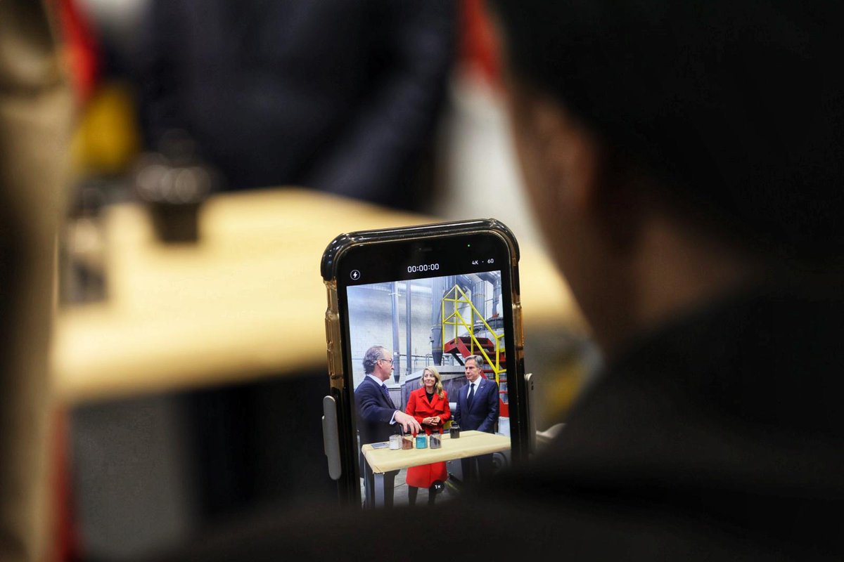 usconsmontreal's tweet image. Le @SecBlinken a rendu visite à @Li_Recycling, une jeune pousse montréalaise qui prévoit produire des batteries de voitures électriques depuis des minéraux essentiels recyclés à partir de batteries usagées.