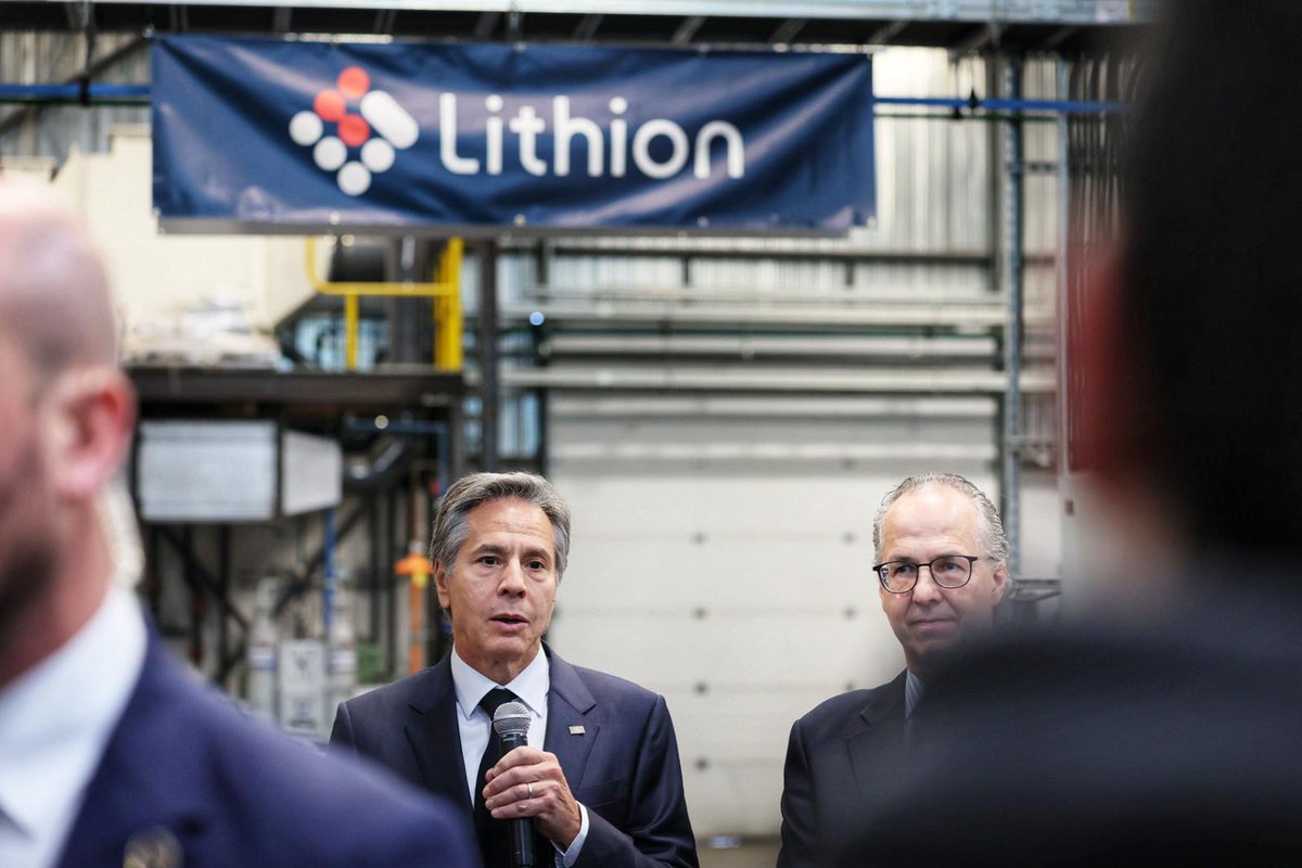 usconsmontreal's tweet image. Le @SecBlinken a rendu visite à @Li_Recycling, une jeune pousse montréalaise qui prévoit produire des batteries de voitures électriques depuis des minéraux essentiels recyclés à partir de batteries usagées.