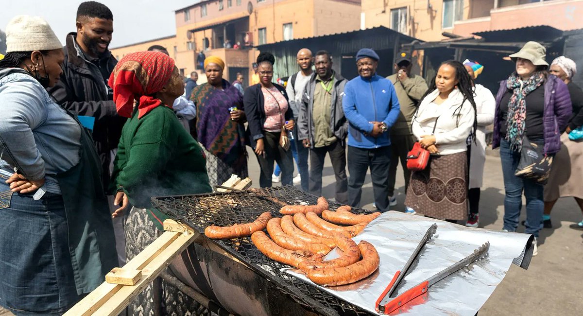 DFC_Program's tweet photo. The #affordability & #accessibility of fresh #nutritious foods are significant constraints faced by caregivers in #SouthAfrica🇿🇦. To make ends meet, families often buy & cook #cheap #energydense #nutrientpoor foods that are filling. Read at @dailymaverick: https://t.co/HpD1ljxOLT https://t.co/R9BtyFO4hN