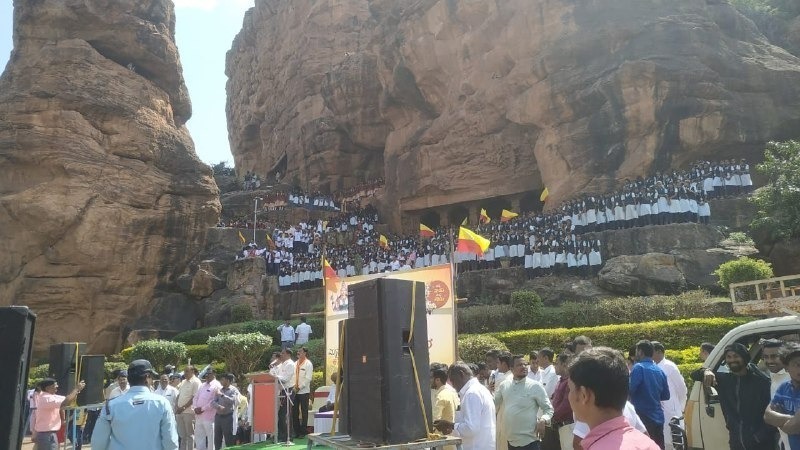 DOMGOK's tweet photo. ಕನ್ನಡ ನಾಡು ನುಡಿಯ ಬಗ್ಗೆ ಅಭಿಮಾನ ಮೂಡಿಸುವ ಸಲುವಾಗಿ ಕೋಟಿ ಕಂಠ ಗಾಯನ ಮತ್ತು ಸಂಕಲ್ಪ ವಿಧಿ ಕಾರ್ಯಕ್ರಮದಲ್ಲಿ ನಮ್ಮ ಶಾಲೆಗಳ ವಿದ್ಯಾರ್ಥಿಗಳು ಮತ್ತು ಶಿಕ್ಷಕರು ಭಾಗವಹಿಸಿದರು. @CMofKarnataka  @Captain_Mani72 @RaghavendraT198 @Pundaleekmech https://t.co/AXqIDQTTCt