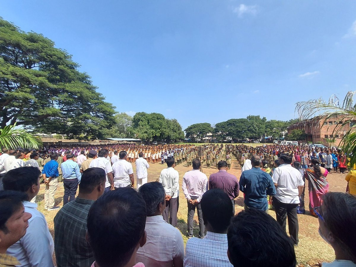 DOMGOK's tweet photo. ಕನ್ನಡ ನಾಡು ನುಡಿಯ ಬಗ್ಗೆ ಅಭಿಮಾನ ಮೂಡಿಸುವ ಸಲುವಾಗಿ ಕೋಟಿ ಕಂಠ ಗಾಯನ ಮತ್ತು ಸಂಕಲ್ಪ ವಿಧಿ ಕಾರ್ಯಕ್ರಮದಲ್ಲಿ ನಮ್ಮ ಶಾಲೆಗಳ ವಿದ್ಯಾರ್ಥಿಗಳು ಮತ್ತು ಶಿಕ್ಷಕರು ಭಾಗವಹಿಸಿದರು. @CMofKarnataka  @Captain_Mani72 @RaghavendraT198 @Pundaleekmech https://t.co/AXqIDQTTCt