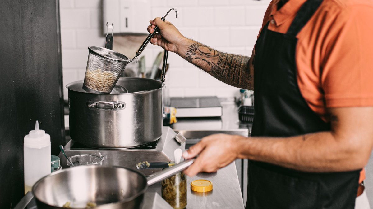 NalaRobotics's tweet photo. Eating out? According to a recent survey among Americans, #hygiene (58 percent) is the No. 1 benefit for using #robotchefs. Needless to say, with #virtualkitchens like ours, no human hands touch food, which the @CDCgov says is the most common cause for #foodborne illness. https://t.co/D1uJO4Ekkn