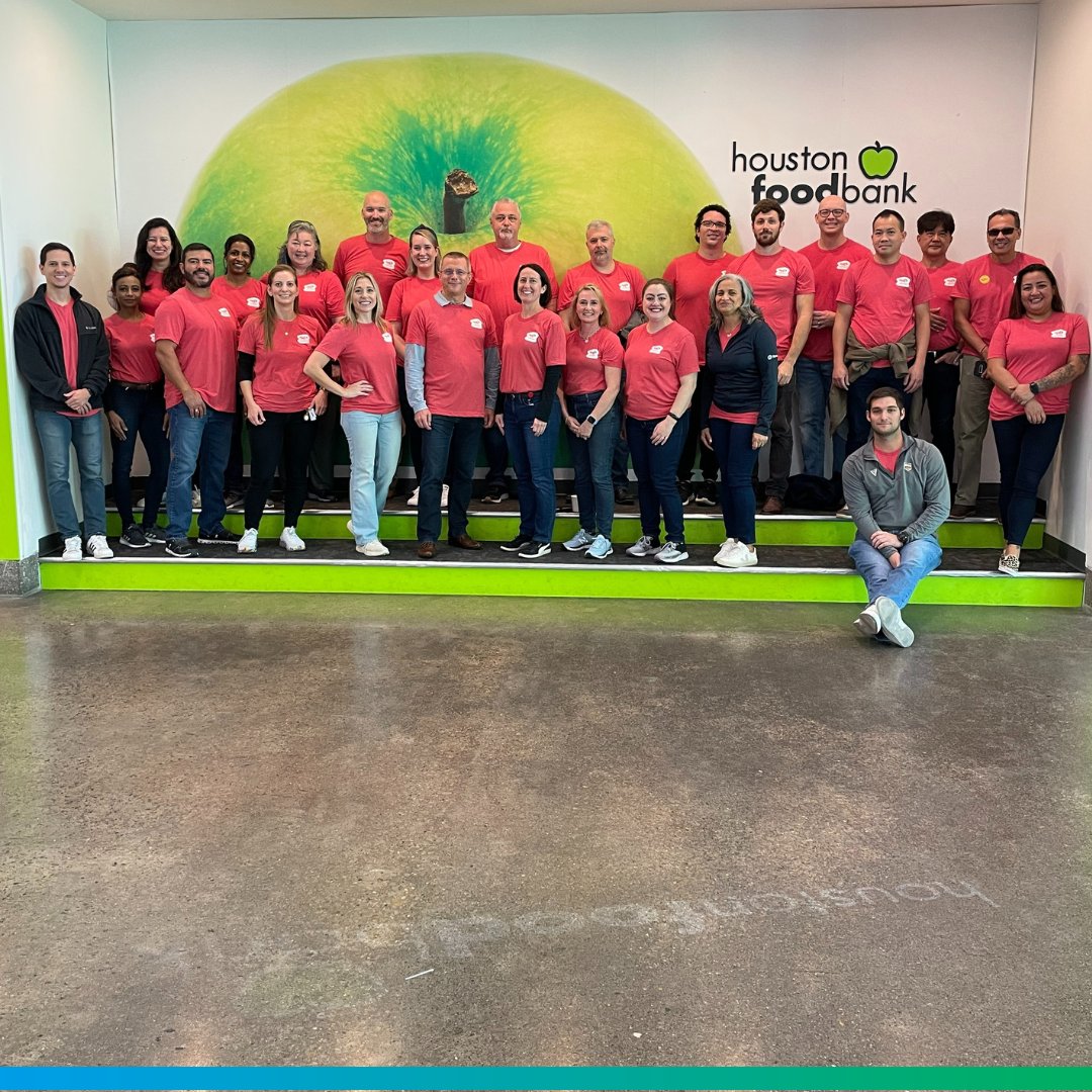 TotalEnergiesUS's tweet photo. Around 100 volunteers represented TotalEnergies at the @houstonfoodbank this week.
In over two shifts, the team packed 4,500 bags for the #BackpackBuddy program which equals 11,500 meals!
Way to go!
#TotalEnergiesTakesAction https://t.co/AIlinN5NuP