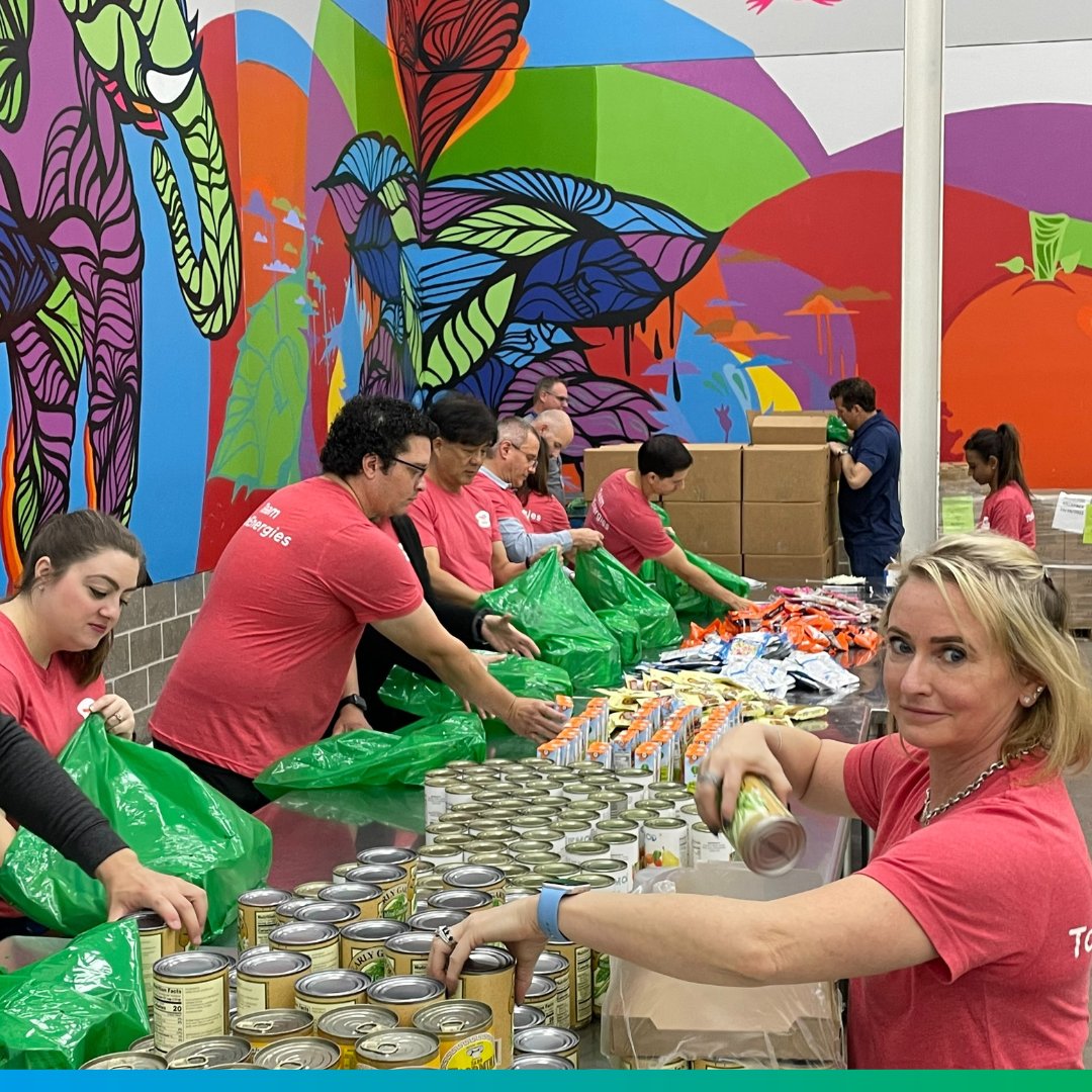 TotalEnergiesUS's tweet photo. Around 100 volunteers represented TotalEnergies at the @houstonfoodbank this week.
In over two shifts, the team packed 4,500 bags for the #BackpackBuddy program which equals 11,500 meals!
Way to go!
#TotalEnergiesTakesAction https://t.co/AIlinN5NuP