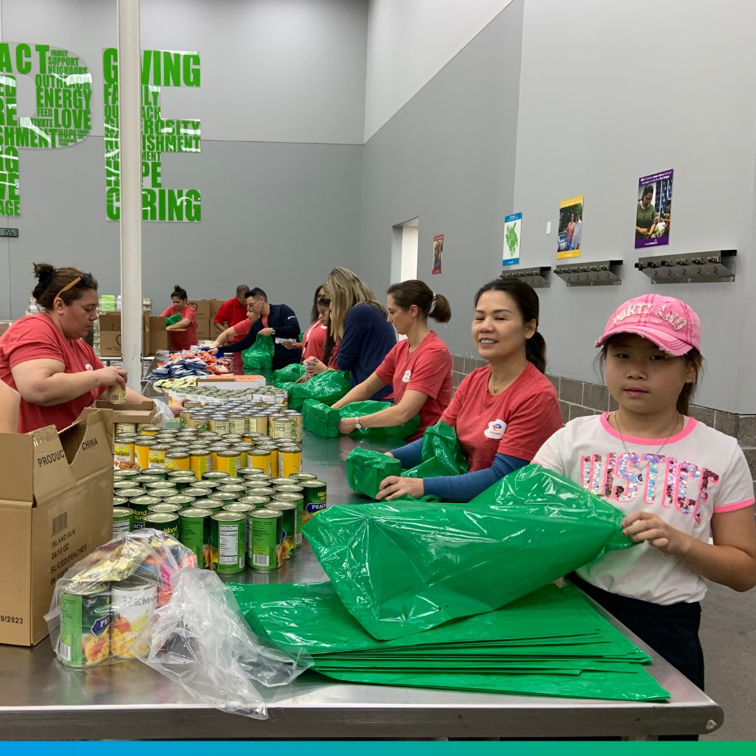 TotalEnergiesUS's tweet photo. Around 100 volunteers represented TotalEnergies at the @houstonfoodbank this week.
In over two shifts, the team packed 4,500 bags for the #BackpackBuddy program which equals 11,500 meals!
Way to go!
#TotalEnergiesTakesAction https://t.co/AIlinN5NuP