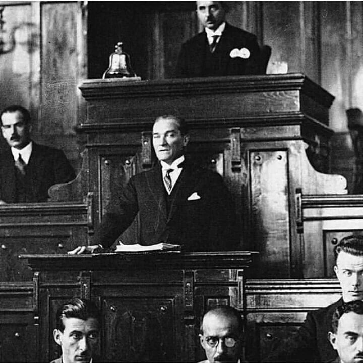 Bir duruşu var,,, Sanarsın #CUMHURİYET ilan ediyor... 28.10.1923 😎😎😎