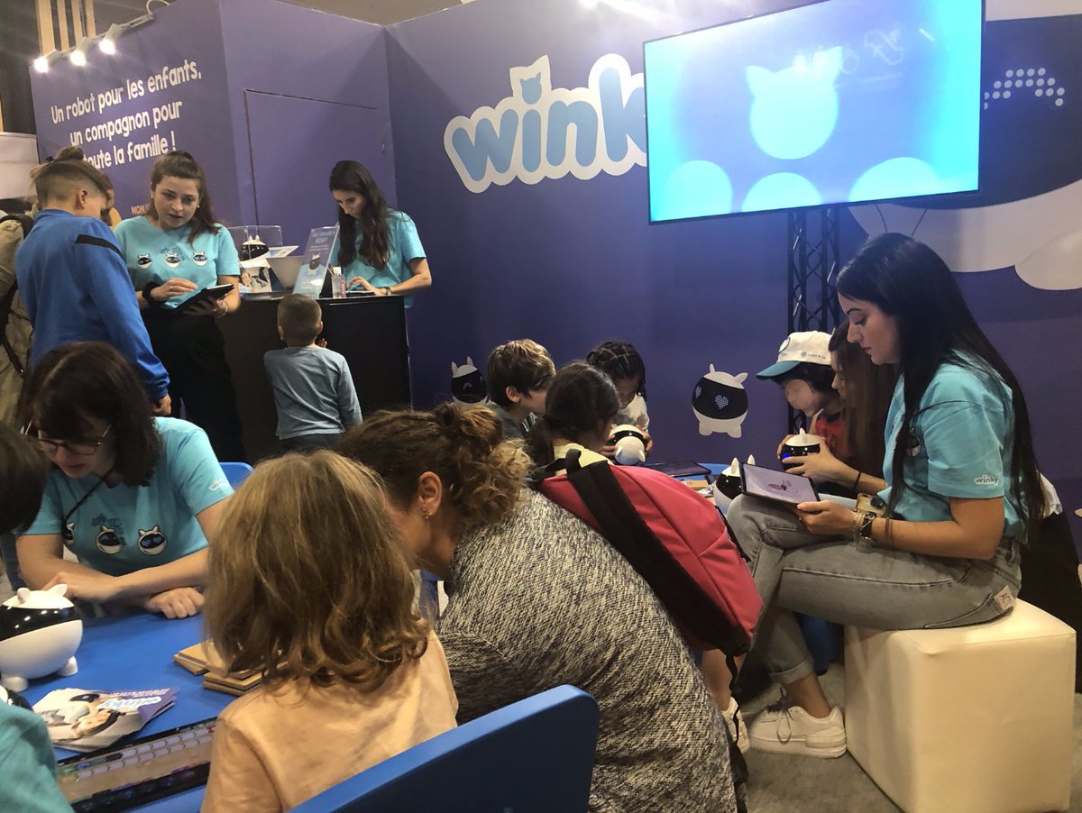 Kidexpo 2022 here we go! 🚀 Winky is proud to be part of the biggest family event in Paris with more than 1 million visitors per year! 👨‍👩‍👧‍👦 Big success for our booth where many children come to try the new games of Winky Code and Winky Play apps 😍 Event details below 👇