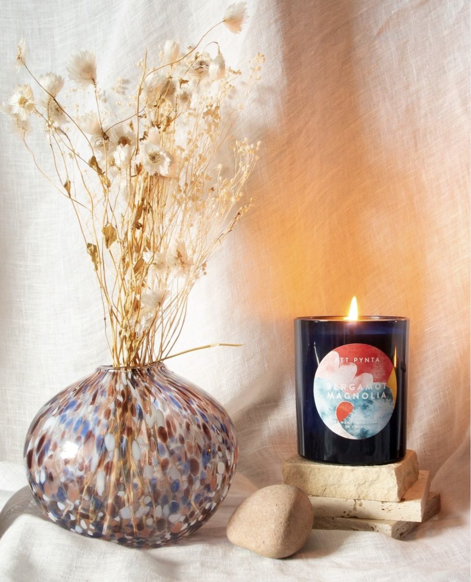 AttPynta's tweet image. Our Bergamot and Magnolia candle combines notes of fresh bergamot, lemon and pear with soft notes of magnolia, orchid and rose, resting on a base of musks, amber and a touch of patchouli 🍋🌸🌾🌿
