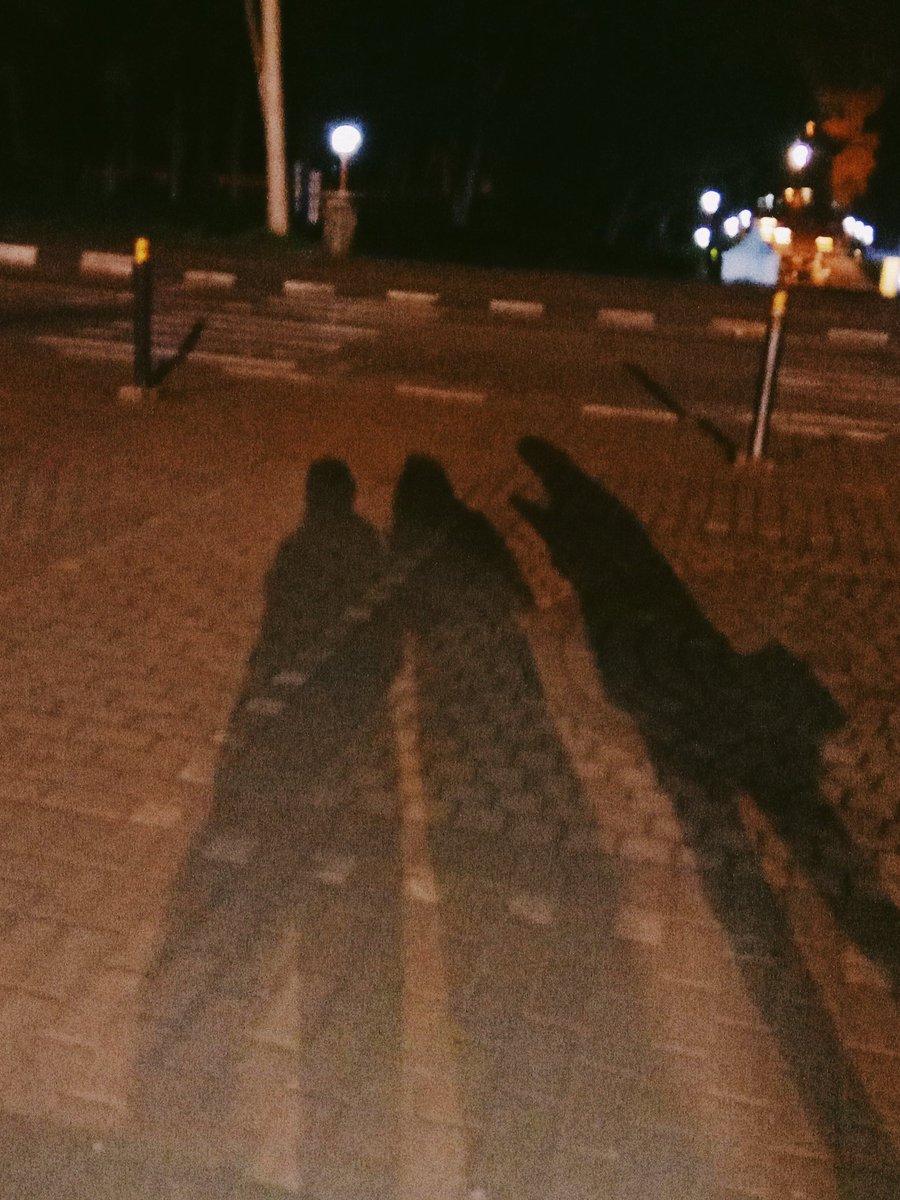 sunnisrising's tweet photo. "Nonton sampe beres aman sih, deket ko pulangnya." 
Tau-tau pas mau pulang, pintu samping agri udah ditutup. https://t.co/WmPyauXW8P