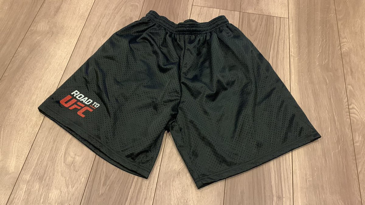 なかなか反響もありましたのでRoad To UFCセコンドグッズ一式(写真にバッグもつけて)を、僕をフォローしてる人の中からこのツイートを引用リツイートでどんだけこれが欲しいかを言ってもらった人1名の方に一式まとめてプレゼントします！

日曜の24時まで受付てますので熱いついーと待ってます