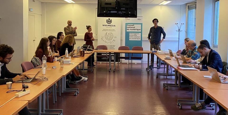 Jeudi dernier, avec <a href="/Wikimedia_Fr/">Wikimédia France</a>, nous avons réuni des agents publics pour leur faire découvrir <a href="/Wikipedia_fr/">Wikipédia en français</a> et l'utilité et le plaisir d'y contribuer.

Une manière d'encourager la diffusion de communs numériques au sein de l’État par le "faire", par la pratique.

🧶 THREAD 👇