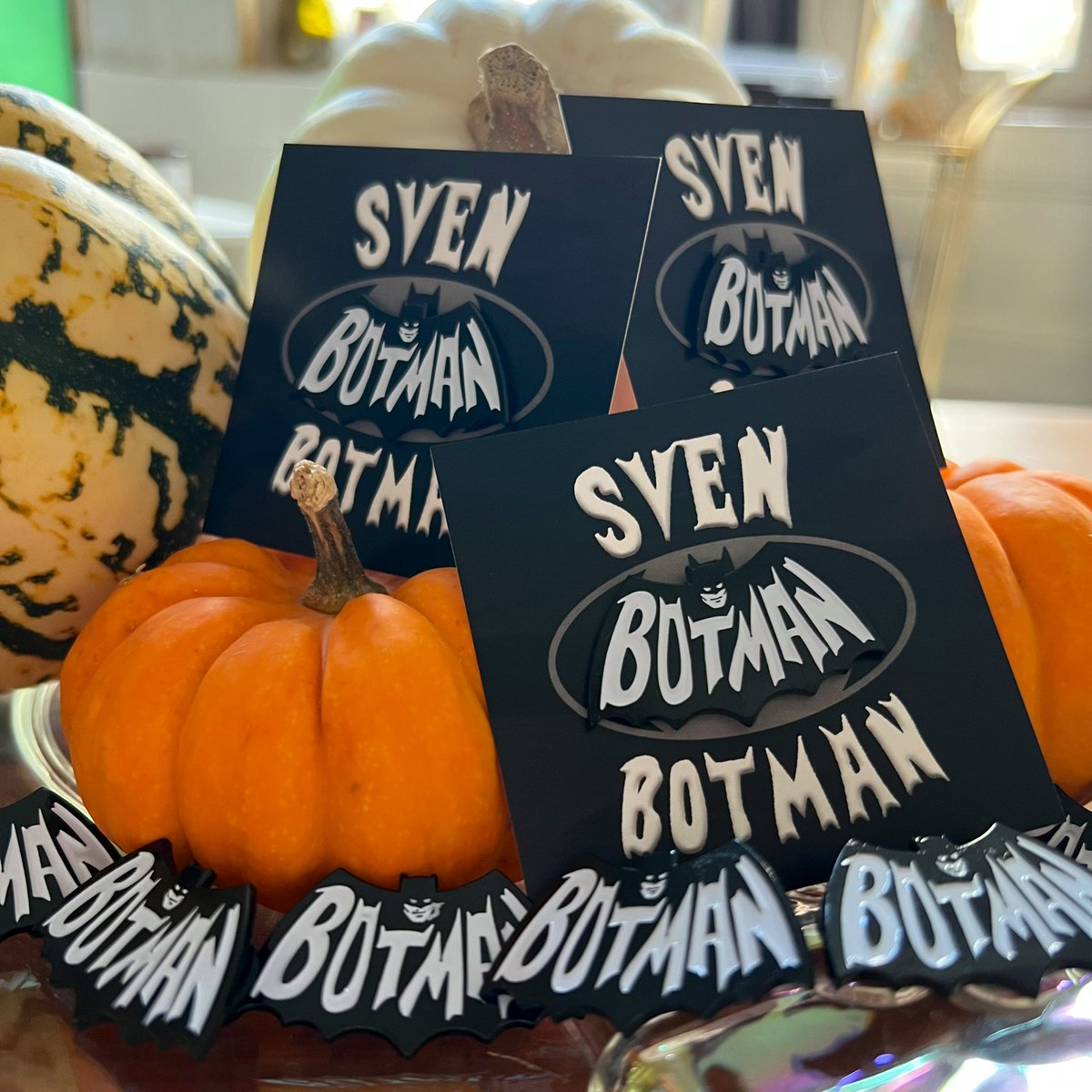 Magpin1's tweet image. Halloween weekend! 🎃

SVEN BOTMAN/BATMAN pin badges will go on sale this evening from 6pm. 🦇🇳🇱

Only £4 for these ones

To be in with a chance of winning a couple of these, simply RT this tweet and follow @Magpin1 ✅ 

Winner announced at 6pm when the badges go on sale

#NUFC