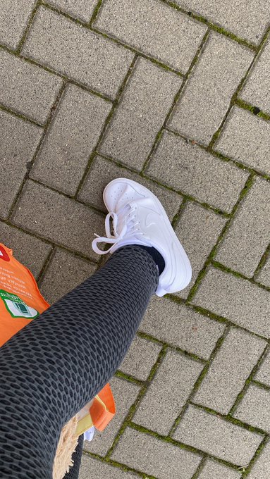 da hab ich heute mal was gekauft um meine fetischisten happy zu machen. weise sneaker :3 ... nur wer<a href="/tag/nike"class="tags"><span>#nike</span></a><a href="/tag/femdom"class="tags"><span>#femdom</span></a><a href="/tag/sneakers"class="tags"><span>#sneakers</span></a><a href="/tag/findom"class="tags"><span>#findom</span></a><a href="/tag/feetfethish"class="tags"><span>#feetfethish</span></a>