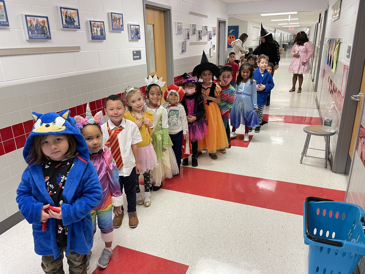 MissHarvey21's tweet photo. Some pictures from our character day! https://t.co/NRc7P14lg0
