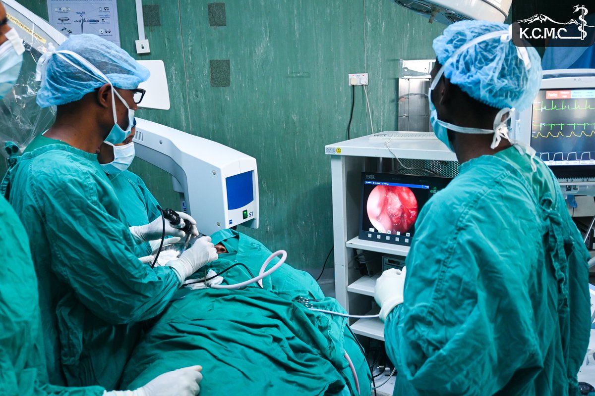 Kcmc1971's tweet photo. Hospitali ya Rufaa ya Kanda ya Kaskazini-KCMC kitengo cha upasuaji wa ubongo, mgongo na mishipa ya fahamu kwa kushirikiana na hospitali ya Barrow Neurological Institute Marekani, Mapema leo kwa mara ya kwanza wamefanya upasuaji wa kutoa uvimbe wa tezi la ubongo..... https://t.co/y82C1zMqKK