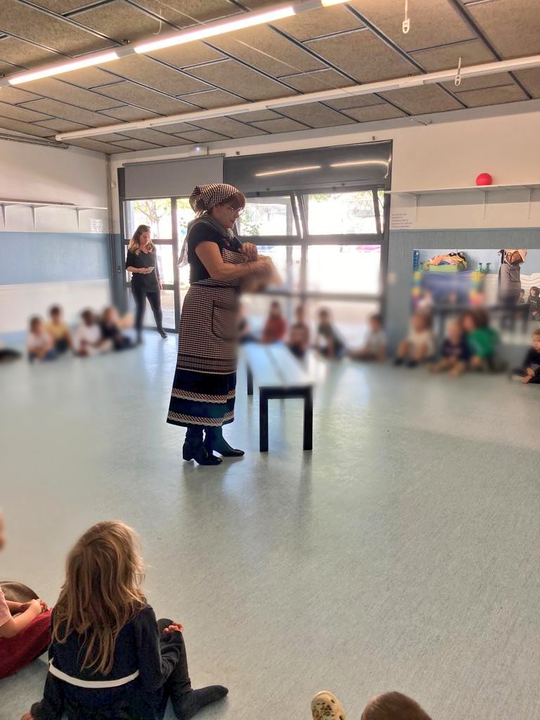 Arriben les Maries castanyeres a la #comunitatdepetitesipetits #i3 #i4 #i5  venen carregades de castanyes i cançons 🍁🌰🍂🐿️🍄 #aprenentatgesignificatiu <a href="/EscolaOlivera/">Escola l’Olivera</a> <a href="/AMPA_OLIVERA/">AFA-Escola Olivera</a>