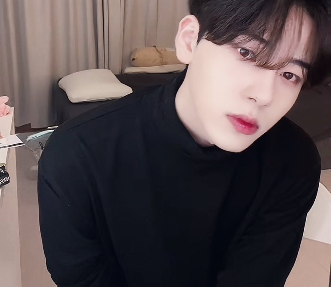 Happy birthday to this beautiful handsome precious boy. He is very inspiring at his young age. I learn so much from him. I'm glad that I can discover him thru HM. My days get better and better bcs of Him ♥️

#사랑으로_가득할_정현이의_스물한살
#HAPPY_JUNGHYUN_DAY