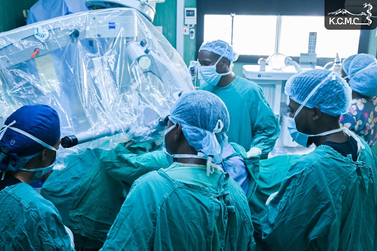 Kcmc1971's tweet photo. Hospitali ya Rufaa ya Kanda ya Kaskazini-KCMC kitengo cha upasuaji wa ubongo, mgongo na mishipa ya fahamu kwa kushirikiana na hospitali ya Barrow Neurological Institute Marekani, Mapema leo kwa mara ya kwanza wamefanya upasuaji wa kutoa uvimbe wa tezi la ubongo..... https://t.co/y82C1zMqKK