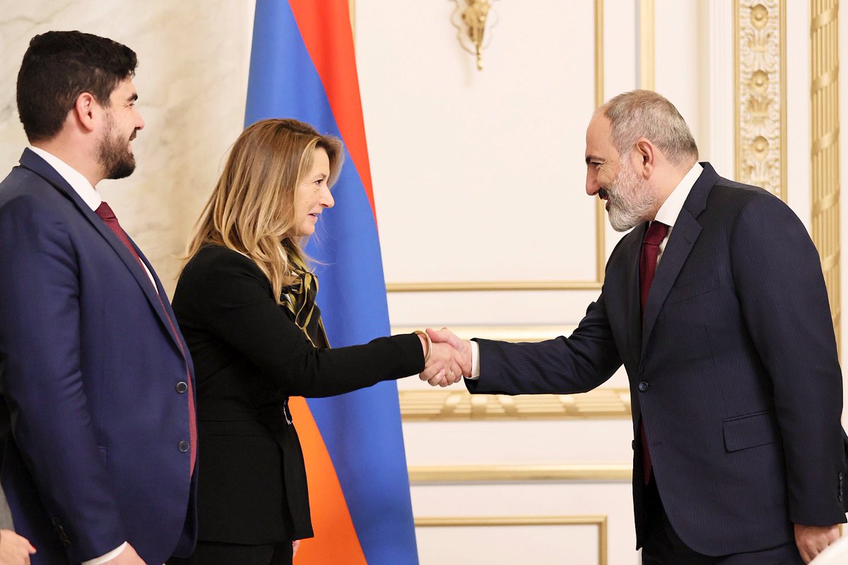 🇦🇲 Avec @NikolPashinyan, Premier ministre de la République d’Arménie. Des échanges constructifs sur les relations entre nos deux pays, le soutien de la France face à l’agression azérie et le renforcement cohérent de la coopération bilatérale dans de nombreux domaines.