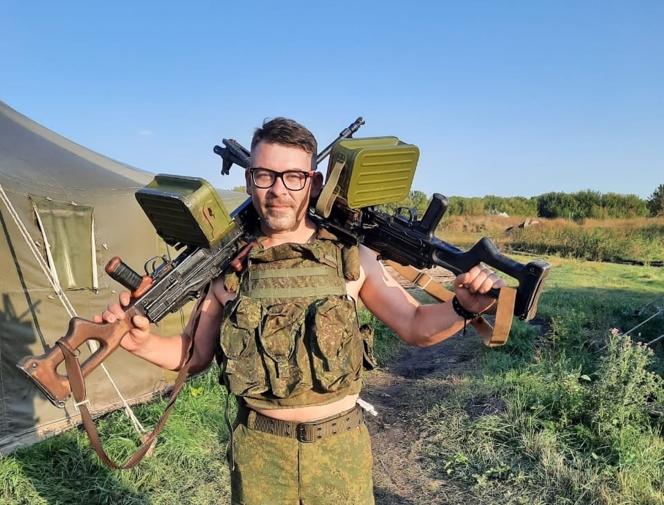 DesignChamber's tweet image. Вересень 2022, село Всесвятка, Ровенський р-н, Бєлгородська область, росія. Черговий «табір підготовки» русні. Координати - 49.995565, 39.100192. Істота в очках – з Мордовії. 
#чмобики