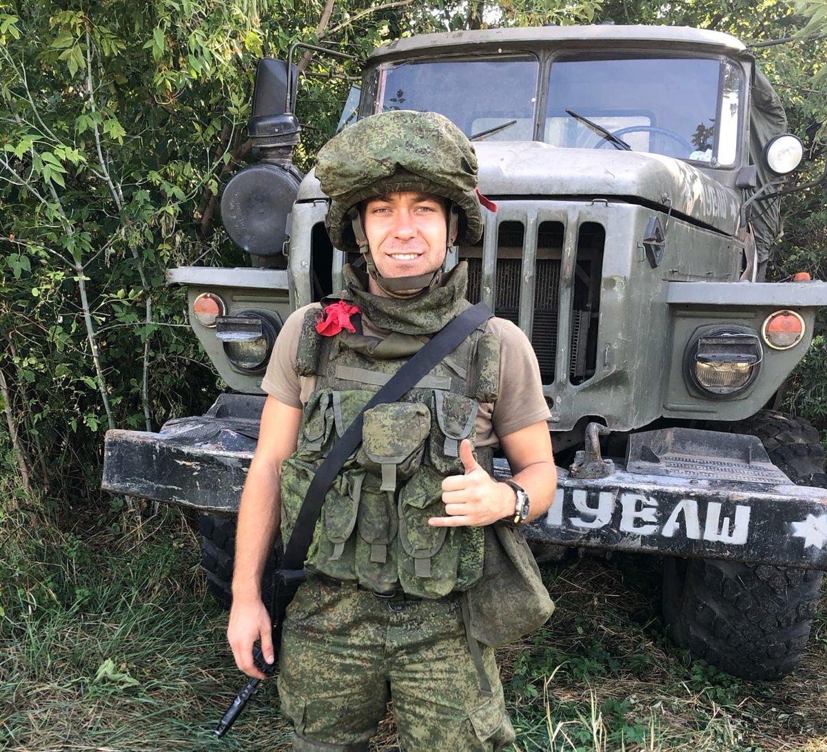 DesignChamber's tweet image. Вересень 2022, село Всесвятка, Ровенський р-н, Бєлгородська область, росія. Черговий «табір підготовки» русні. Координати - 49.995565, 39.100192. Істота в очках – з Мордовії. 
#чмобики