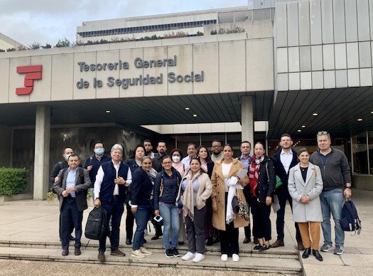 OissSec's tweet photo. 🎓📚Clausura XXII #MasterOiss en prevención y protección de riesgos laborales, 22 graduandos - XIX Máster en dirección y gestión de planes y fondos de pensiones, 16 graduandos #OISS @UAHes
#FormacionOiss es otro #AportesOiss
38 nuevos #EgresadosOiss 9 países 🇦🇷🇨🇴🇨🇷🇪🇨🇪🇸🇲🇽🇵🇦🇵🇾🇩🇴 https://t.co/BG1q4bk3IK