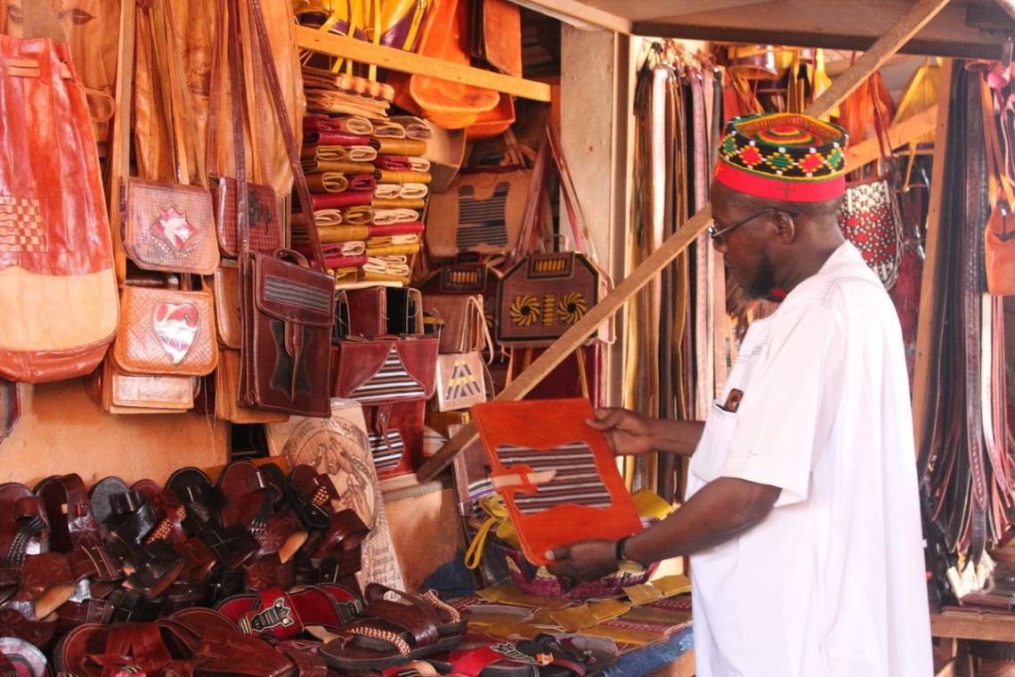 Kaba Martin (@kabamartin) on Twitter photo De Kaya à Tchériba en passant par Koudougou, les artisans sous sous le choc après l'annonce du report de la 16e édition du Salon international de l'artisan de Ouagadougou (SIAO). fb.watch/grEaZTXF_p/ via <a href="/FacebookWatch/">facebookwatch</a> #Burkina #Lwili De Kaya à Tchériba en passant par Koudougou, les artisans sous sous le choc après l'annonce du report de la 16e édition du Salon international de l'artisan de Ouagadougou (SIAO). fb.watch/grEaZTXF_p/ via <a href="/FacebookWatch/">facebookwatch</a> #Burkina #Lwili