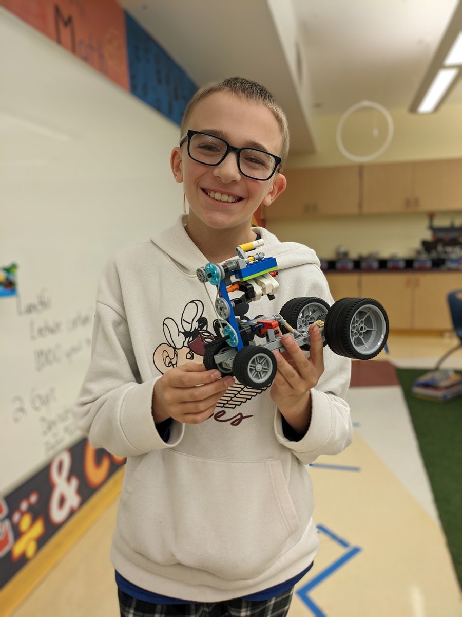 mmstechteach's tweet photo. S.T.E.M. in action!!! Working 4 Cylinder LEGO engine using what we learned about simple machines! #CGmmsSTEM #WeAreCedarGrove https://t.co/DRm3KAJvEl