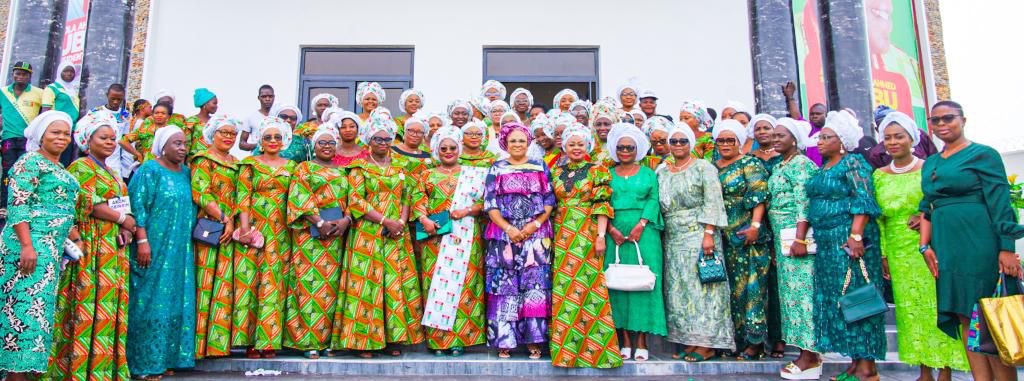 scarfizal's tweet photo. Dr. Mrs. Florence Ajimobi and the First Lady of the State of Osun, HE. Mrs Kafayat Oyetola and other women from all walks of life at the official inauguration of “Akoni Obinrin Osun”, 
#BAT2033 #Renewedhope23 https://t.co/RptAd8ppTr