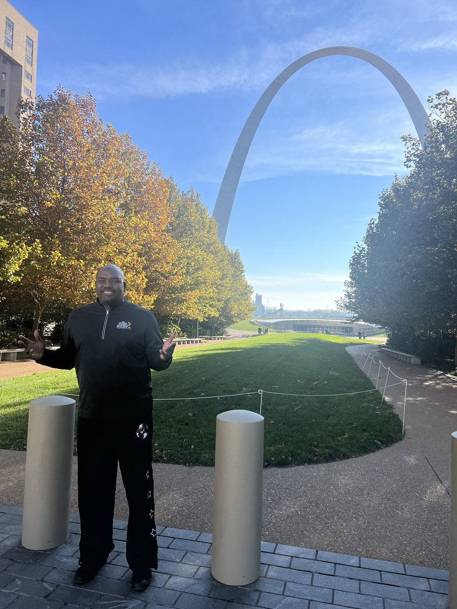 BigEasyLofton's tweet photo. 57 year Anniversary of the Arch! Look who’s in town to wish it Happy Birthday ! #nateloftonexperience #heartshomeshoops #nateloftonrealestate #BigEasyWay #eriecolorado #melph https://t.co/ZbnmITQZ4r