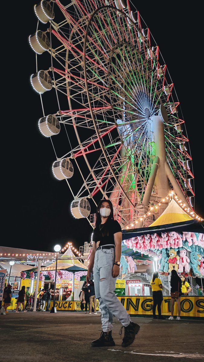 _arnierymndo's tweet photo. Ferris wheel 🎡 | Hot Air Balloon 

In frame: @ma_lrni
Location: Skyranch Pampanga

#mobilephotos #mobilephotoshoot #mobileshots #skyranch #lightroomccmobile #simplepicture #picture_to_keep  #pictureofthenight #nightshoot  #mobilephotographyph #nightout #NightPhotography https://t.co/XZc39lcjFN