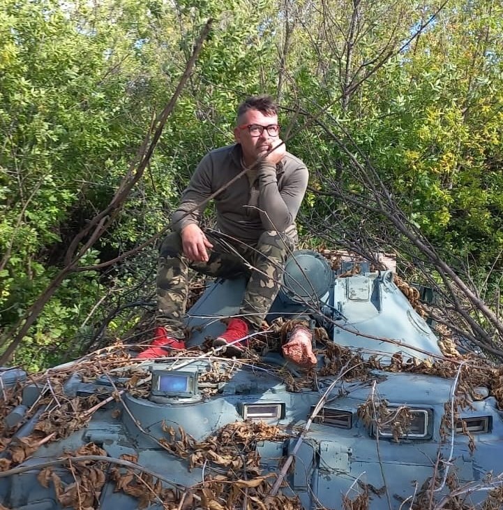 DesignChamber's tweet image. Вересень 2022, село Всесвятка, Ровенський р-н, Бєлгородська область, росія. Черговий «табір підготовки» русні. Координати - 49.995565, 39.100192. Істота в очках – з Мордовії. 
#чмобики