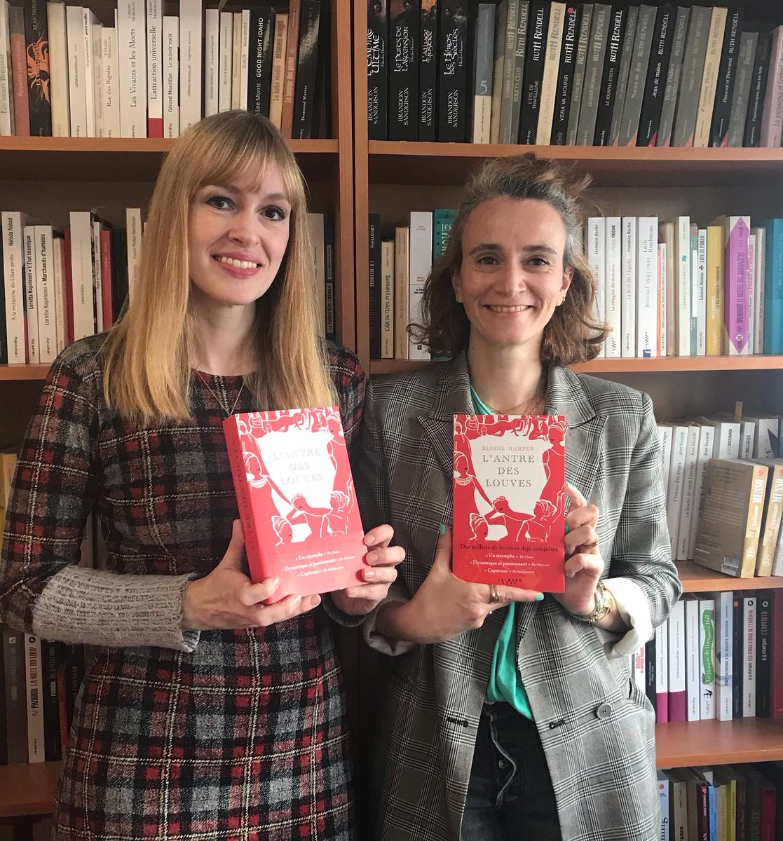 .@ElodieITV recently popped over to Paris to meet her amazing French publishing team at @calmann_levy! #TheWolfDen is now published in 19 territories across the globe. Have you snagged your copy yet? If so, what language is it in? 🇫🇷🌎🌍🌏