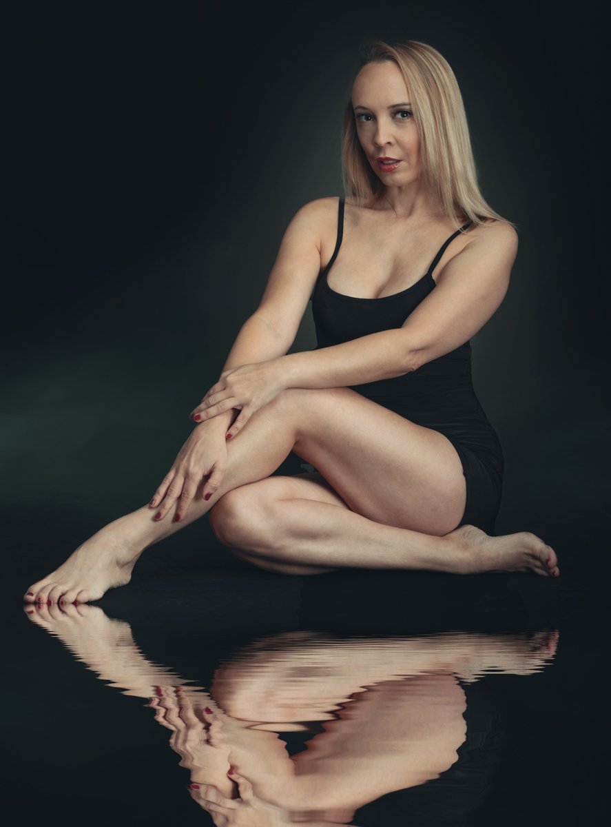 ahronson's tweet photo. A delightful time in the studio yesterday with local model Jade.
Followed by a delightful time in Photoshop to produce the final image. https://t.co/1kZVMqXjak