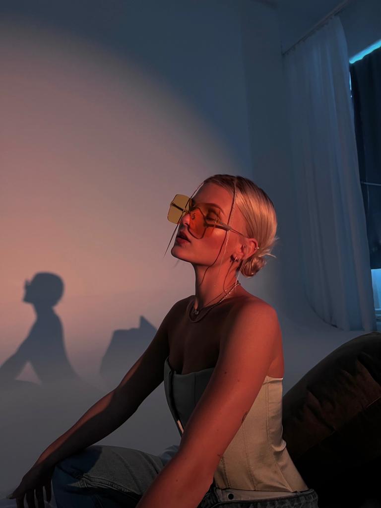 my new single "playing it cool" came out this week, have you listened to it yet? check it out now ❤️: kartel.ffm.to/nykki-playing-…