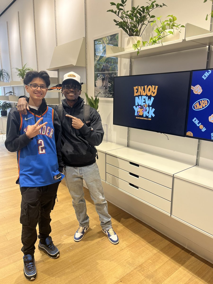 I just met @KOT4Q at the @EnjoyBBall pop up shop! I was mad nervous so don’t mind my awkward face 😭