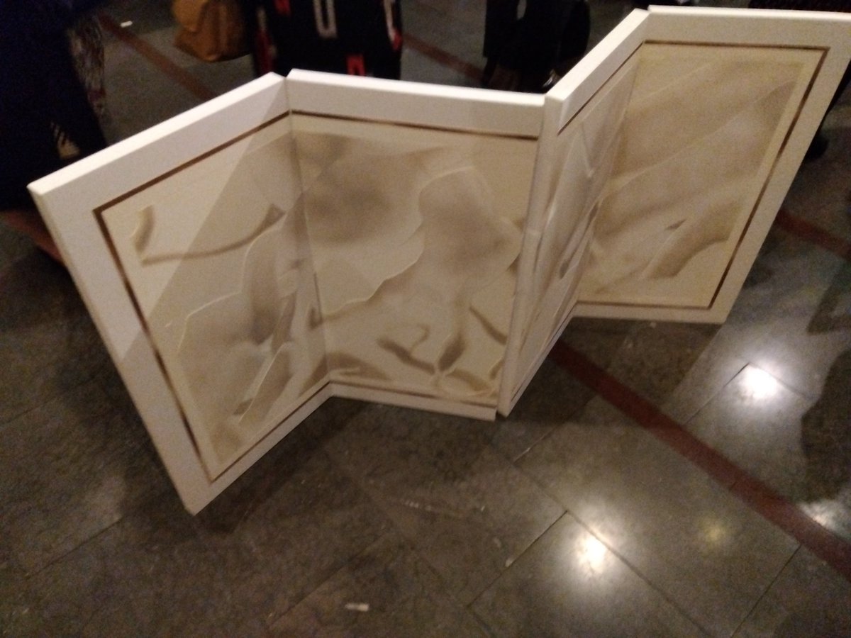 SanyutKouseinen's tweet photo. 夜はスウェーデン大使館で屏風職人さんの展示会のオープニングイベント行きました。
とても独特でユニークな屏風が展示されました。30日から本格的にスタートらしいですので是非行ってみてください。
#byoubu #byobu #japaneseculture #japan #swedishembassy #スウェーデン大使館 #屏風 #日本文化 https://t.co/e4Byz2Dagx